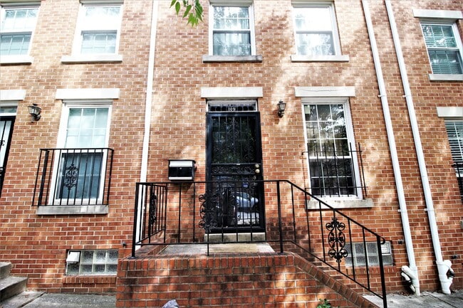Building Photo - Beautiful 2bd/2ba Historic Butcher's Hill w/ CAC and W/D! --Available 7/15!