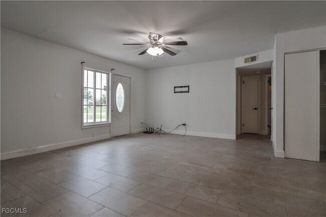 Photo - 305 Bougainvillea Rd W