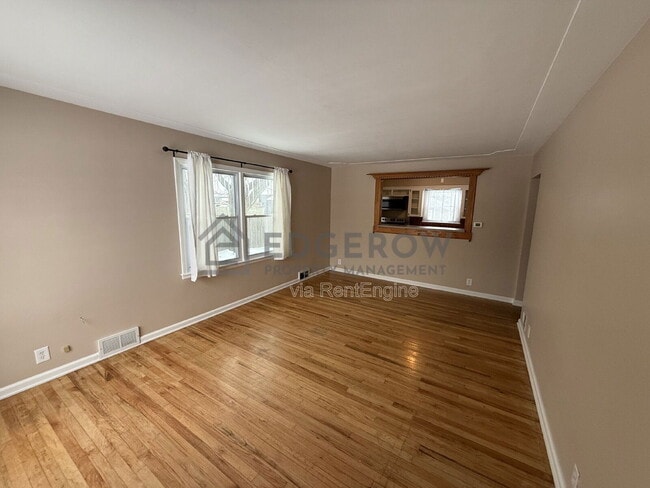 Photo - 740 Lyles St SE