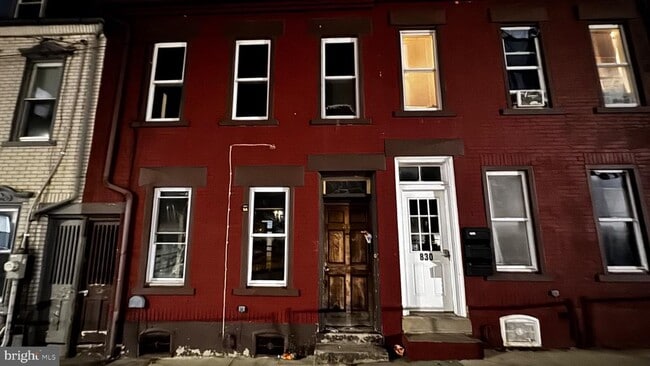 Building Photo - 828 Chestnut St