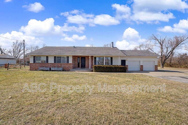 Building Photo - 910 S 28th St