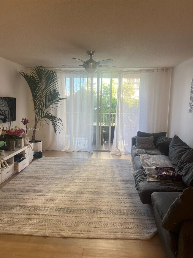 Photo - 19601 E Country Club Dr Unidad 7308