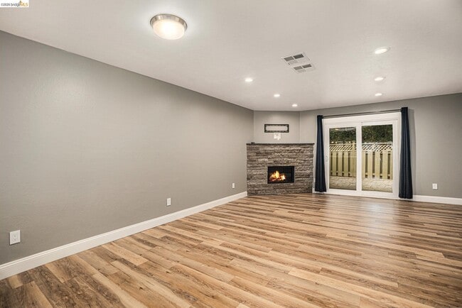 Photo - 358 Eastgate Ln