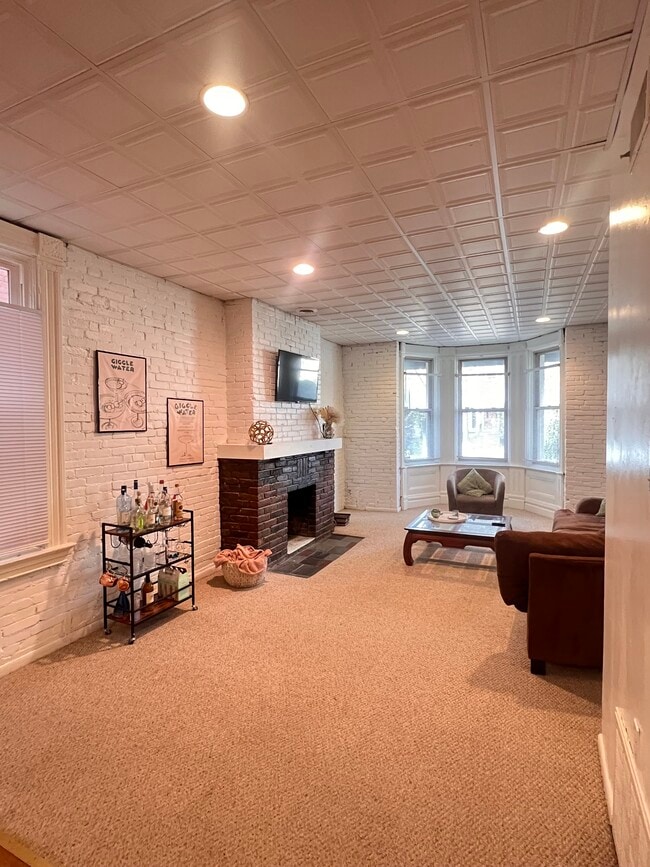 Building Photo - 627 S Negley Ave Unit Apartment 1