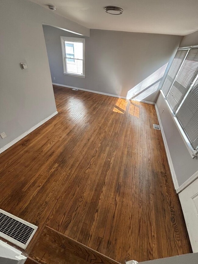Photo - 3622-28 E 9th Ave