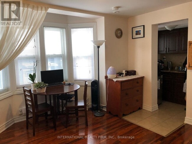 Photo - 197 Dundas St E