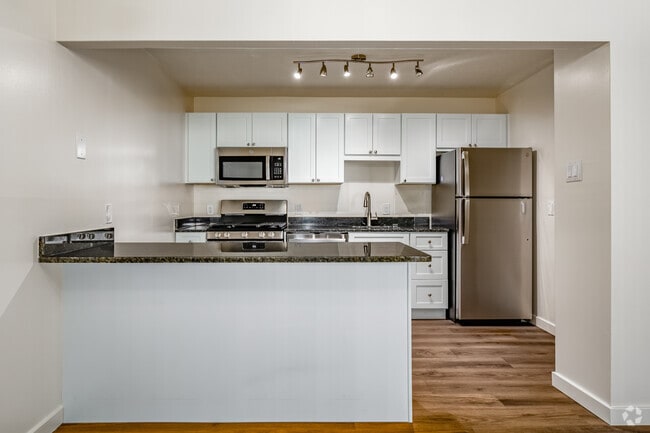 Studio, 1BA - 636SF