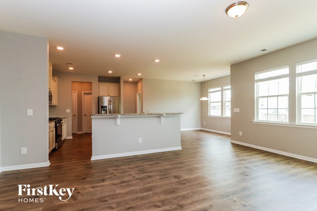708 Redbud Ln