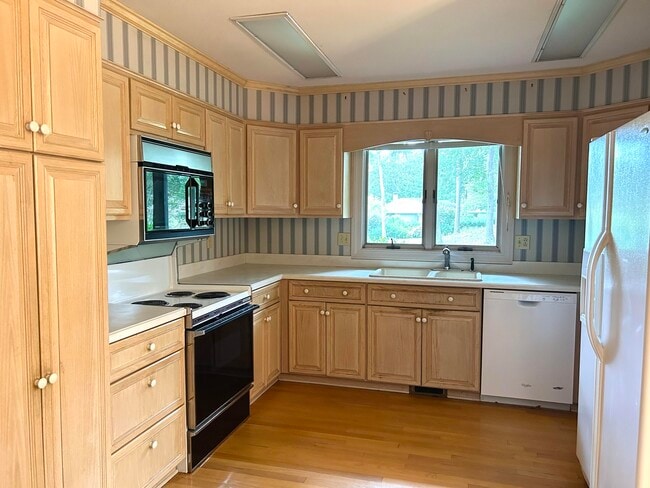 Photo - 103 Burnham Ct