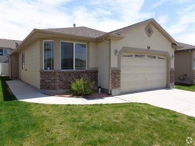 Building Photo - 738 Skipton Dr W Rental