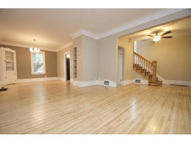 LR - 1039 23rd Ave SE