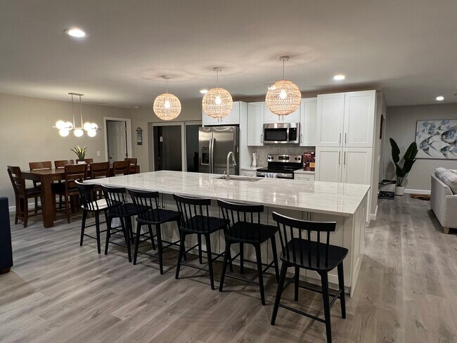 Kitchen with seating for 6 people at the bar, view to dining area - 2206 Kings Lake Blvd