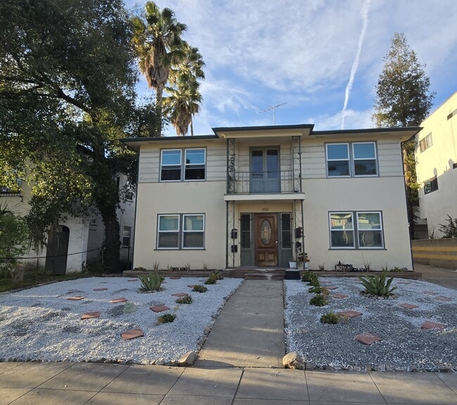 Building Photo - 1701 E Chevy Chase Dr Unit Chevy Chase