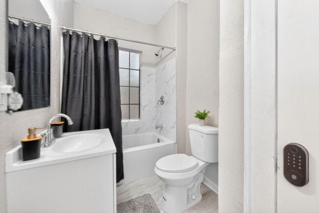 Photo - 2724 Hubbard St