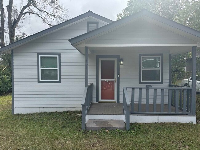 Building Photo - 707 Dent St