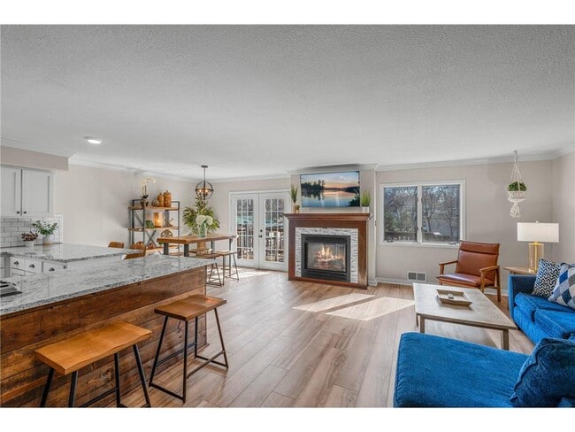 Photo - 540 Orchid Ln N