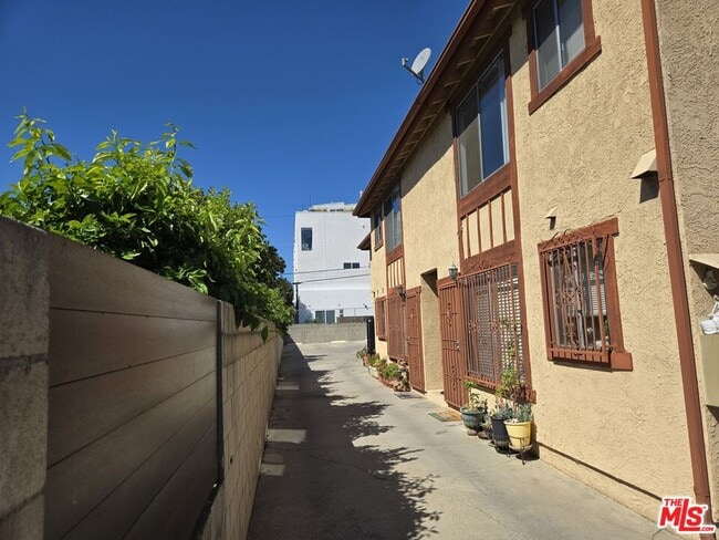 Photo - 1233 Tamarind Ave Unit 3