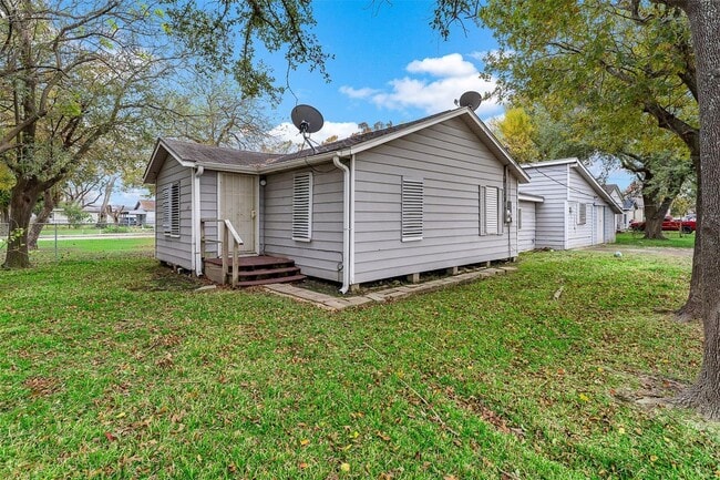 Building Photo - 4 Bedroom 2 Bath for lease