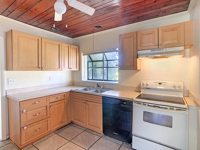 Photo - 319 Lucerne Dr