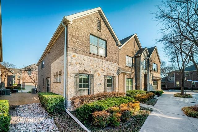 Building Photo - 631 Alexandra Ave