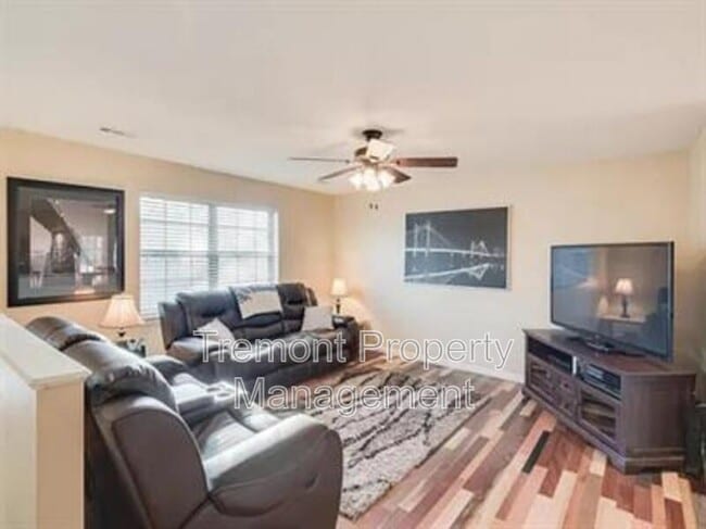 Photo - 615 Snow St