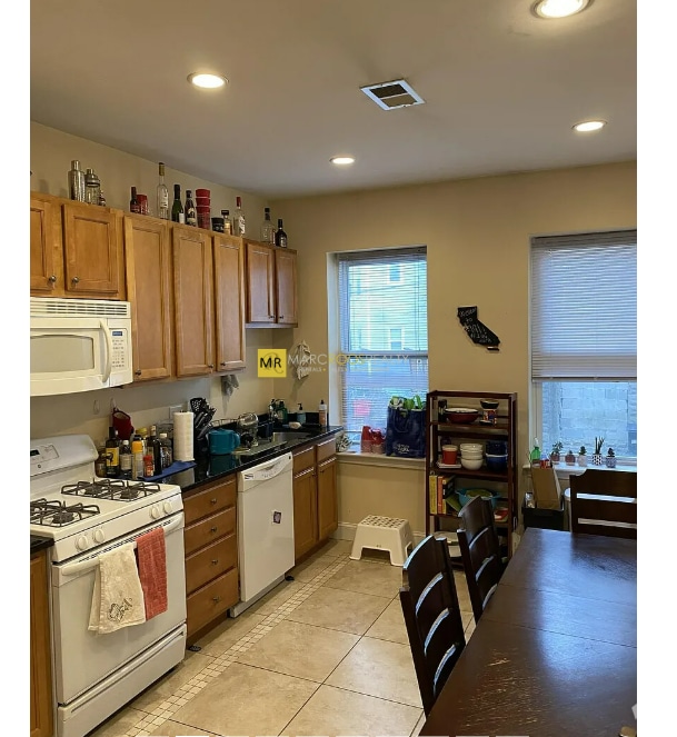 Building Photo - 191 Boylston St Unit 3 Rental