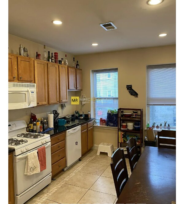 Building Photo - 191 Boylston St Unit 3 Rental