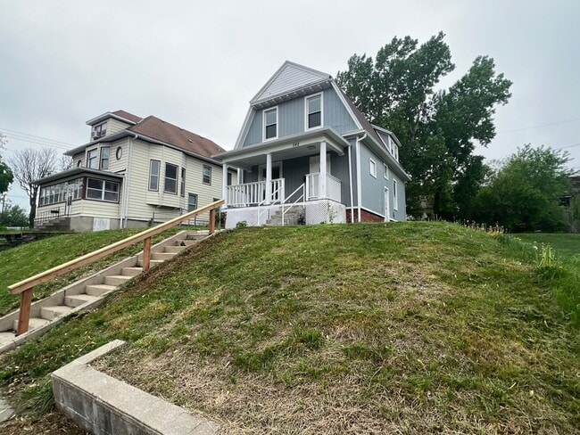 Building Photo - 3 BR House available in June