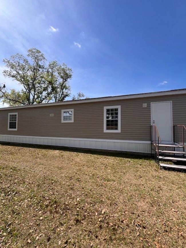 Building Photo - Country setting 2 bedroom home