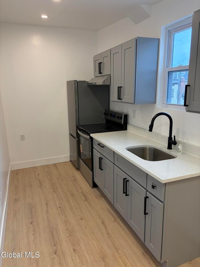 31 Van Zandt St Unit #3