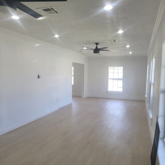 Photo - 8830 Stroelitz St