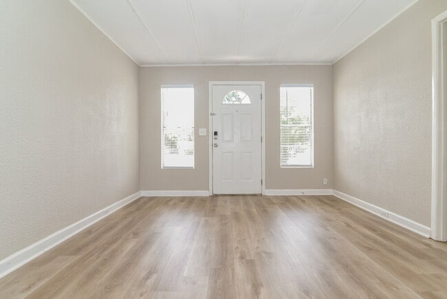 Photo - 542 Colonnades Cove