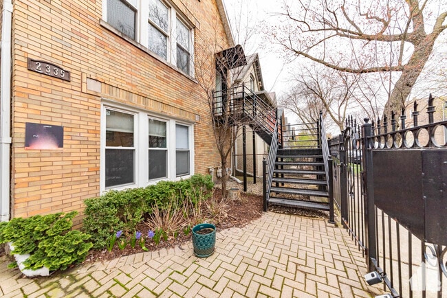 Building Photo - 2335 W Moffat St Unit 2 Rental