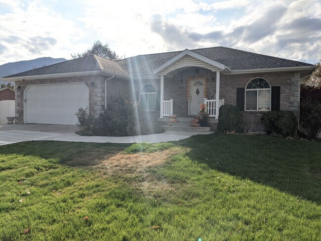 Photo - Meticulously Mapleton Basement Apartment