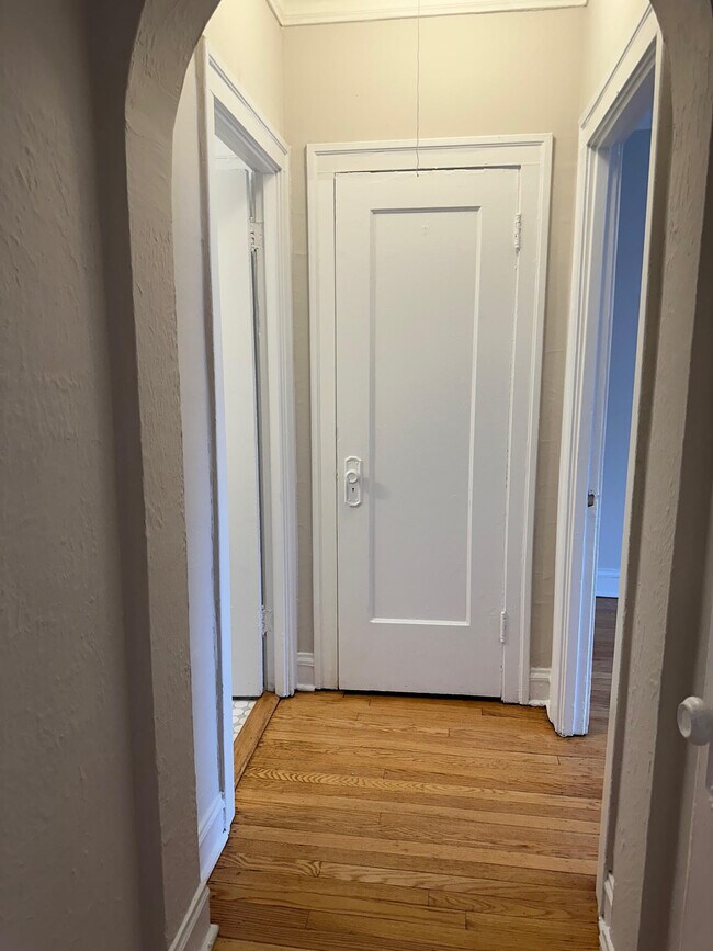 1637 W Estes Ave Unit ONE BEDROOM - 1A