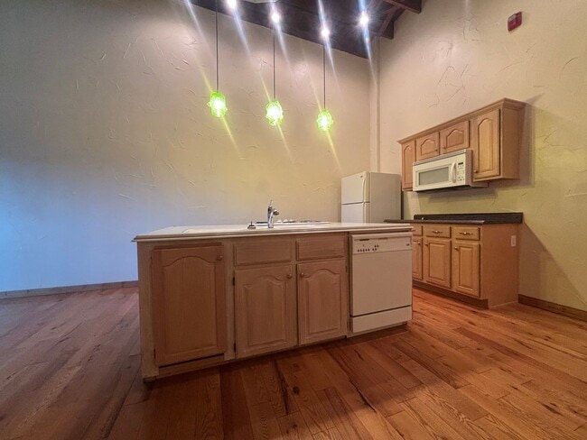 Building Photo - Beautiful Studio Loft!