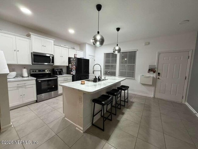 Building Photo - 896 Rotary Rd