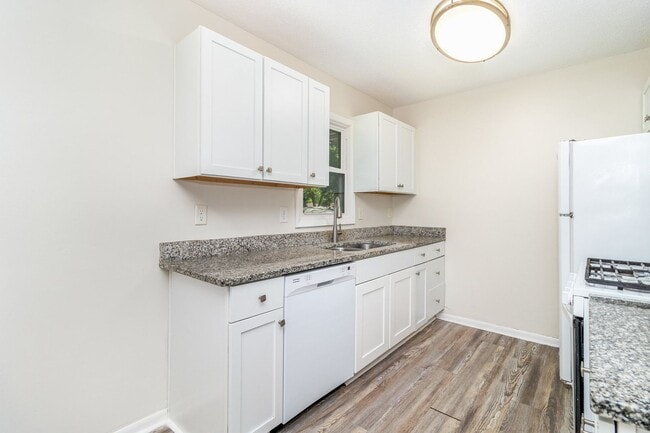 Photo - Spacious 5bed|2bath Home w/ Large Backyard & Garage