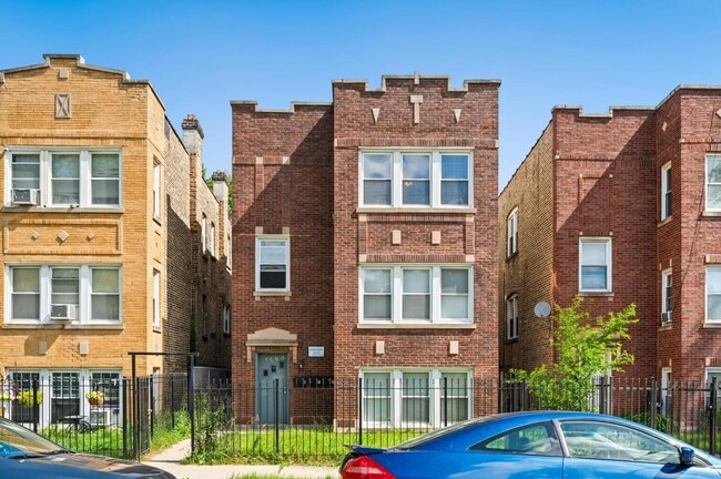 Building Photo - 4446 W Walton St Unit 2 Rental