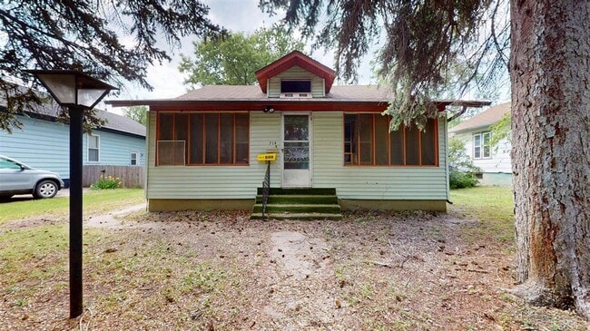 Building Photo - 719 5th St NE