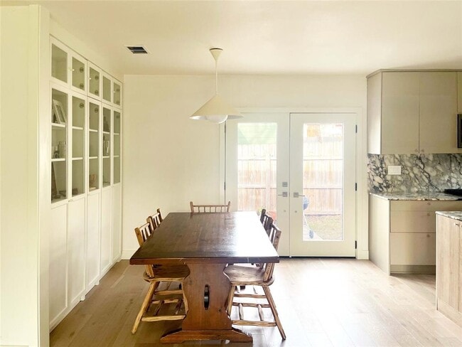 Photo - 4800 Duval St