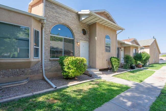 Three bedroom townhome with community pool... - Three bedroom townhome with community pool...