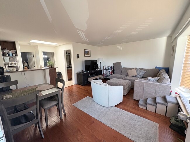 Family room furnished - 5722 Riley St Unit #8