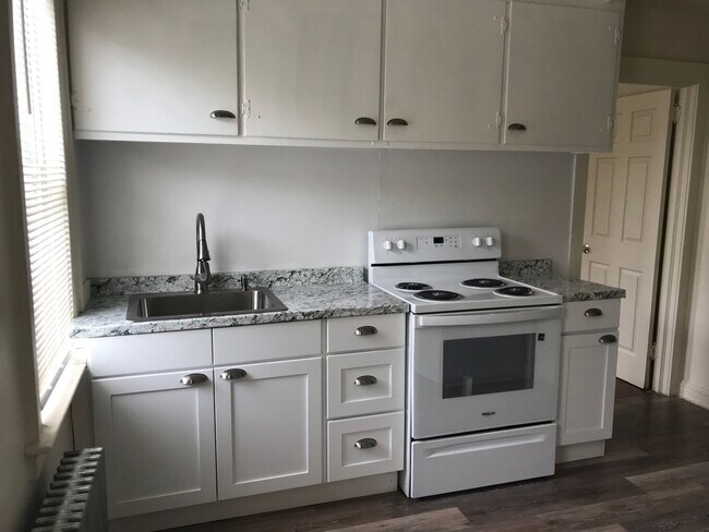 Photo - 452-454 Thompson Ave Unidad 2nd Floor