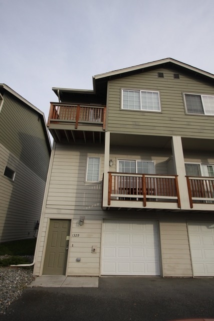Building Photo - 2 Bedroom Townhouse close to Downtown!
