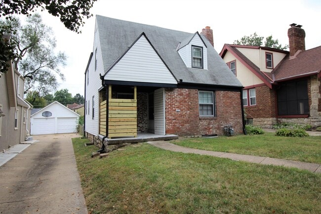 Building Photo - 707 E 72nd St