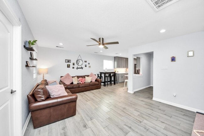 Building Photo - 834 Ellington St