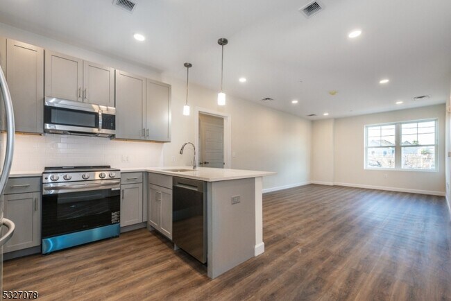 Photo - 515 Union Blvd Unit 28