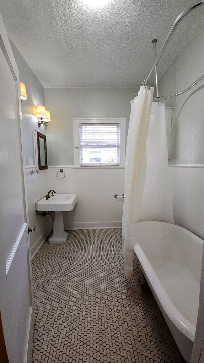 Photo - 2039 W Main St