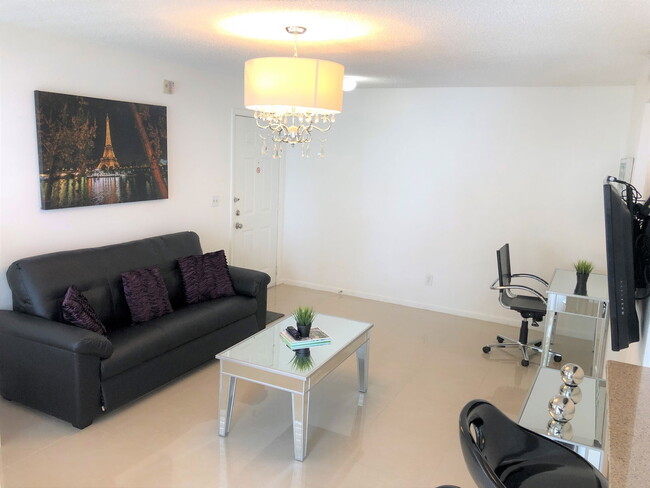 Building Photo - 11582 Westwood Blvd Rental
